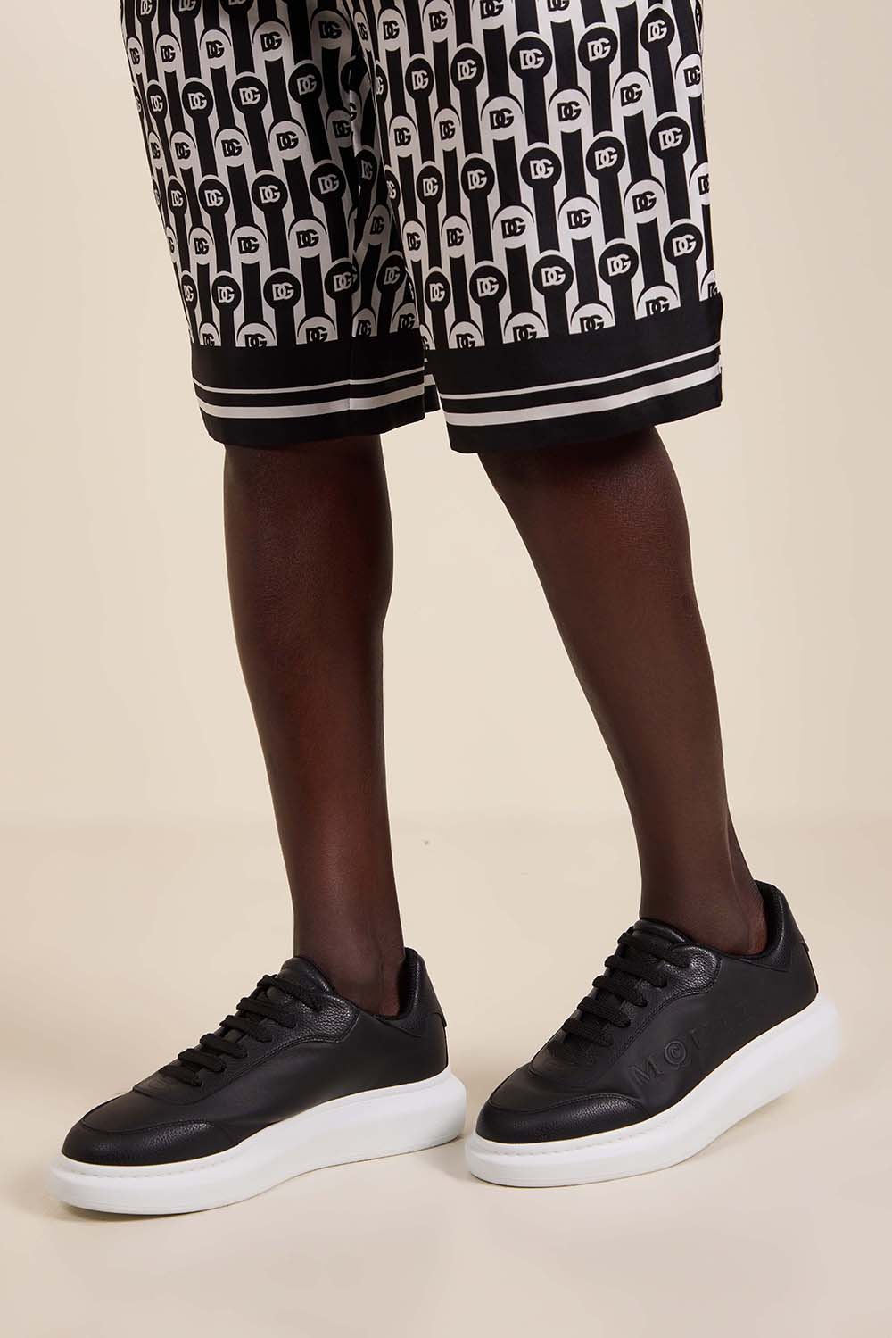 תמונת כל הלוק של נעלי סניקרס